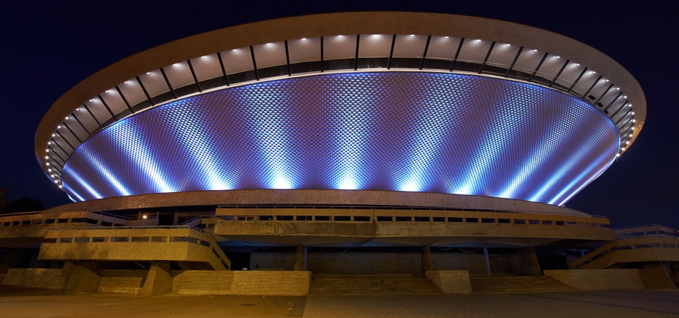 Un edificio de oficinas iluminado con luces LED