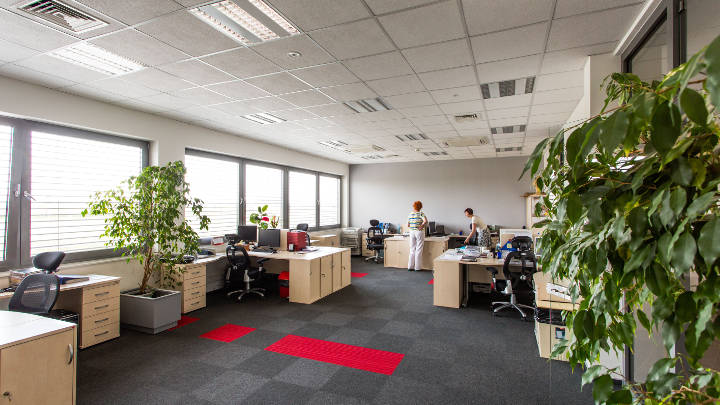 Iluminación de oficinas en planta abierta en Apator (Polonia) con soluciones de iluminación de Philips