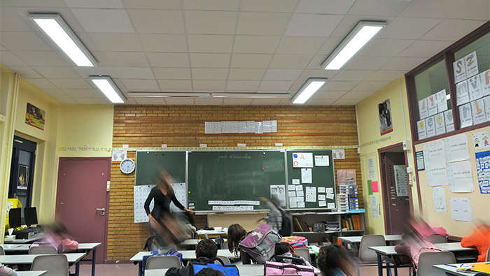 Aula de la Escuela H.de Balzac iluminada con soluciones de iluminación para escuelas de Philips