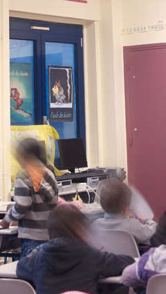 Alumnos en una clase con productos de iluminación de Philips para educación