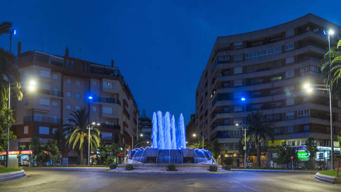 Plaza con fuente iluminada por Philips Lighting dentro del proyecto Baluartes de luz