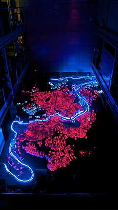 mostrar la evolución urbana de una ciudad con luz