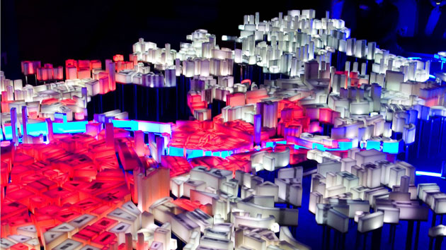 la escultura de luz representa la evolución de Bilbao