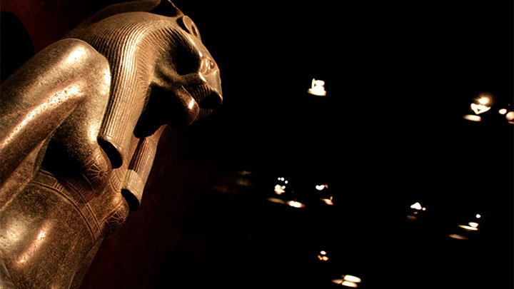 Una estatua del Museo Egipcio en Italia iluminada con focos LED con ahorro de energía por Philips Lighting