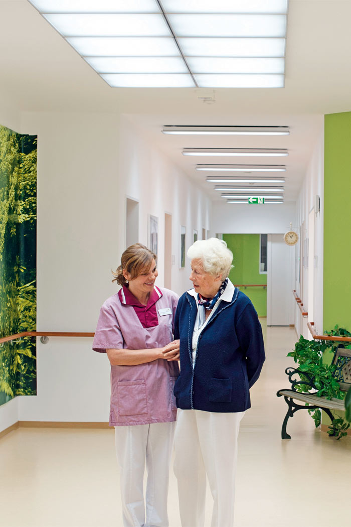 El pasillo de la residencia geriátrica iluminada por Philips Lighting