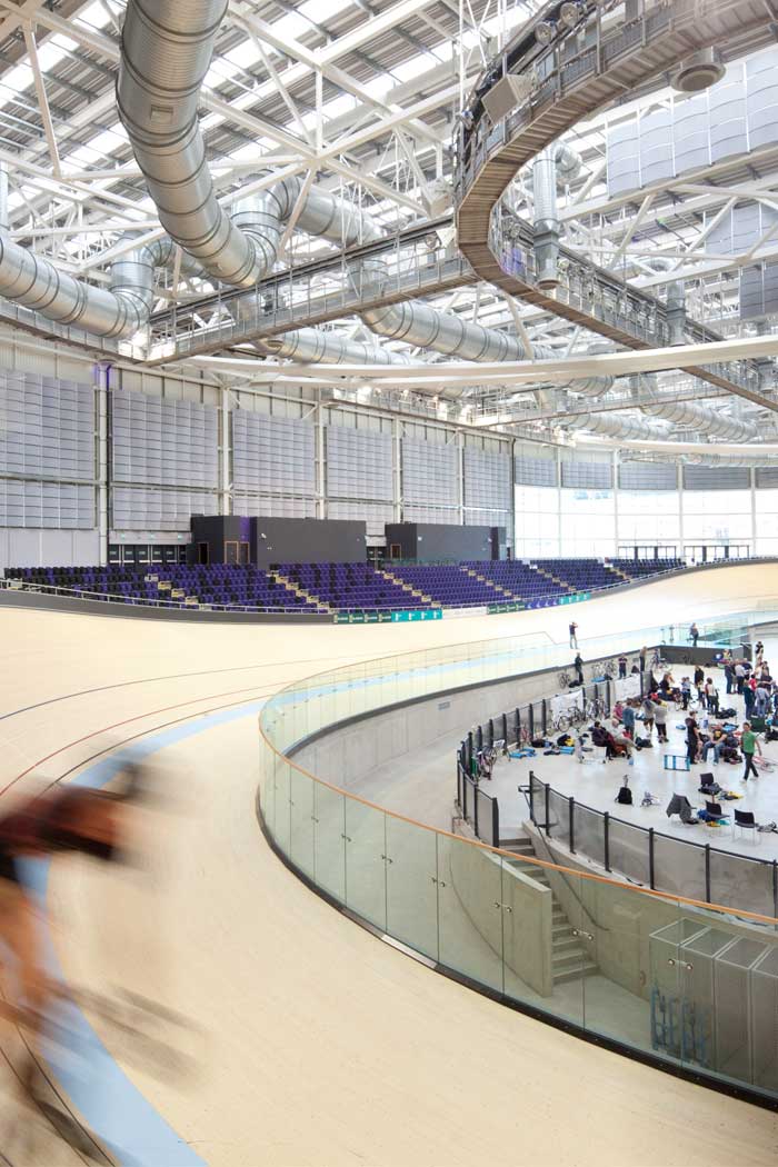 Ciclistas en el velódromo del estadio Emirates Arena (Reino Unido) iluminado con soluciones de Philips Sports Lighting
