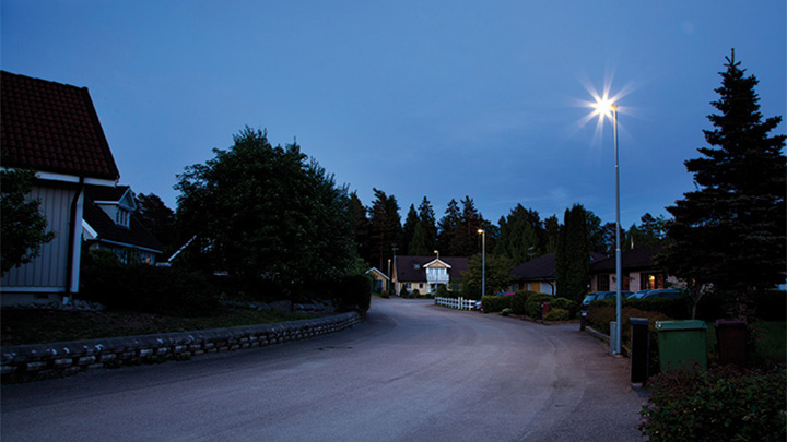Una calle de una zona residencial de Enköping (Suecia) alumbrada con iluminación urbana de Philips 