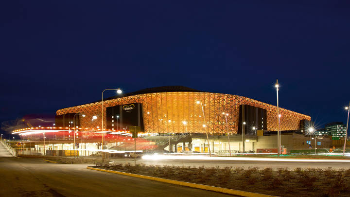 El impresionante exterior del estadio Friends Arena en Suecia iluminado por Philips