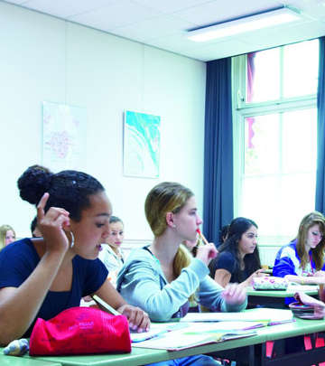 Los alumnos interaccionan bien con los ajustes de energía de SchoolVision de Philips en el Instituto Jan van Brabant en Países Bajos.