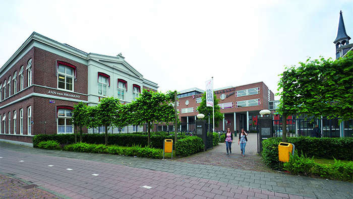 Fachada del Instituto Jan van Brabant, que utiliza las soluciones de iluminación de escuelas de Philips para crear distintos ambientes de iluminación en el aula