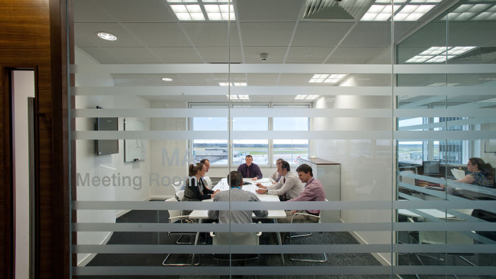 La sala de reuniones de Olympic House en el Aeropuerto de Manchester iluminada mediante soluciones LED para oficina de Philips.
