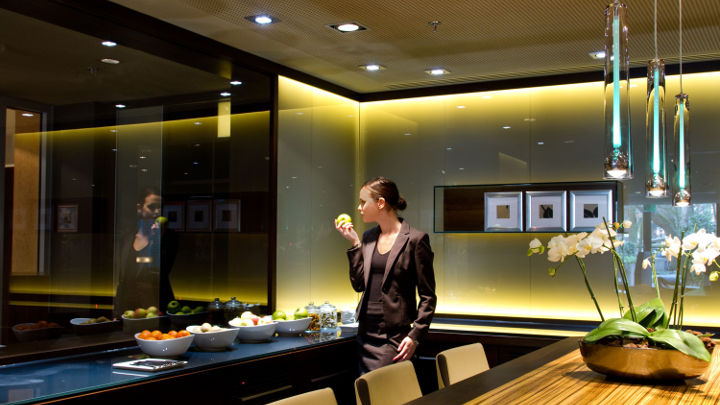 Los focos de Philips iluminan las salas de reuniones contribuyendo a revitalizar el Hotel Marriott de Fráncfort