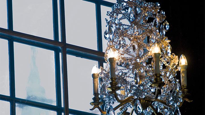  Una candelabro iluminado mediante Novallure LED crea un ambiente cálido en la Galería del Príncipe, Suecia