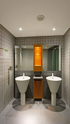  Los baños de Provinzial Rheinland Versicherung AG iluminados mediante spotlights LED StyliD Mini