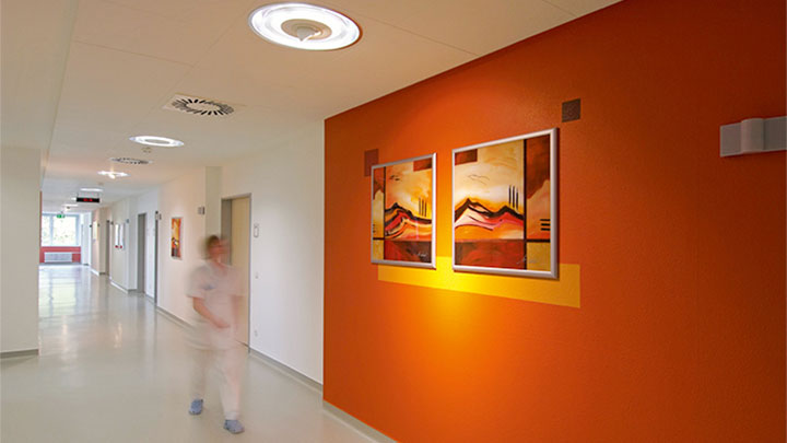 Una enfermera camina por un corredor iluminado por Philips en la clínica psiquiátrica