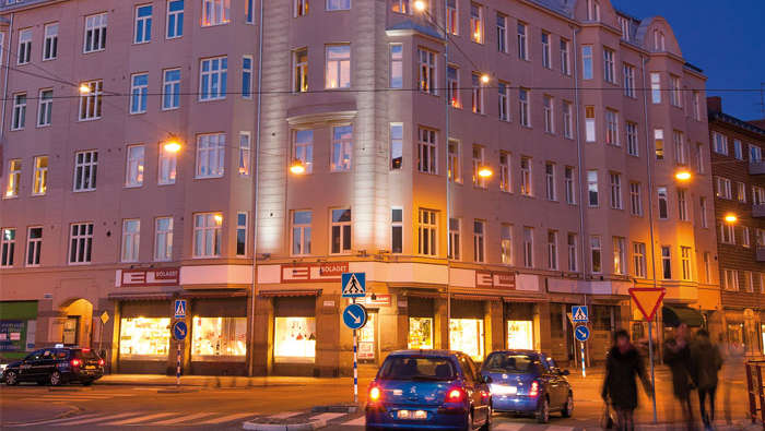 El puente de Schougen en Malmö se ilumina con luminarias LED de Philips, fijadas a un sistema de cable mínimo.