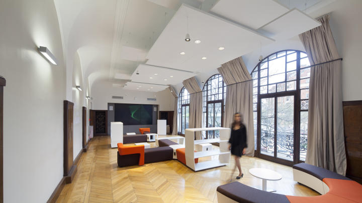 La sala de exposiciones de Haworth dotada de sistemas de control de iluminación y de oficina de Philips
