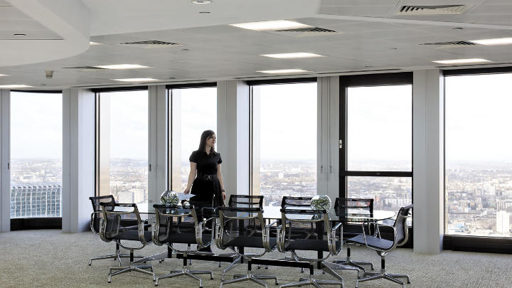 Los sistemas de control de la iluminación para oficinas de Philips aportan más luz y sostenibilidad a esta sala de reuniones de Tower 42