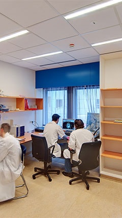 Personal trabajando bajo la iluminación de eficiencia energética del hospital en esta oficina del UMCG