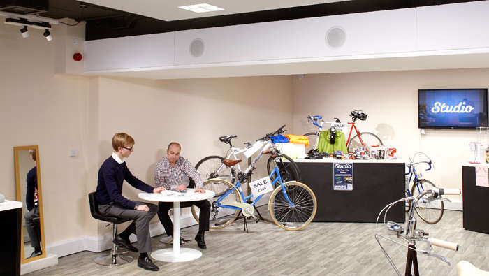 Los paneles acústicos de techo de Philips Lighting crean una atmósfera confortable en el estudio de la Universidad de Surrey