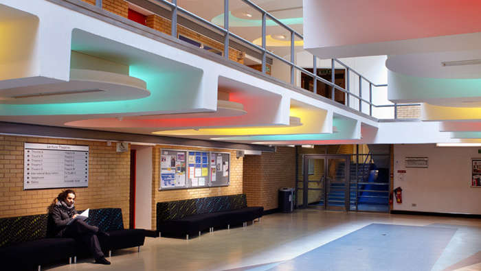 Philips Lighting ayuda a conseguir una iluminación cautivadora y con eficiencia energética en el vestíbulo de la Universidad de Surrey