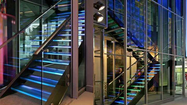 Las escaleras de la fachada del centro comercial Vegas se suman a la experiencia comercial única gracias a la iluminación para tiendas de Philips 