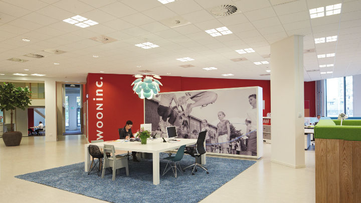 Wooninc, alumbrada con iluminación de bajo consumo de Philips para oficinas 