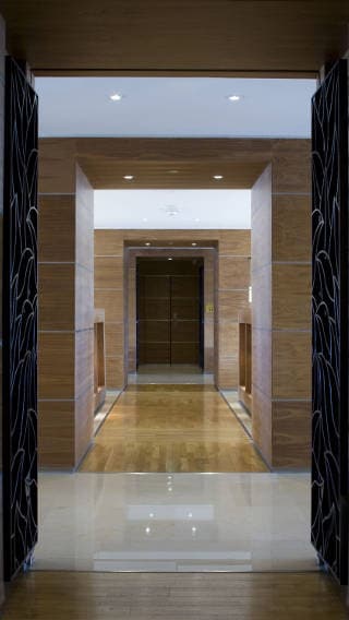 Focos de bajo consumo de Philips en el vestíbulo del Hotel Corinthia de Lisboa (Portugal)