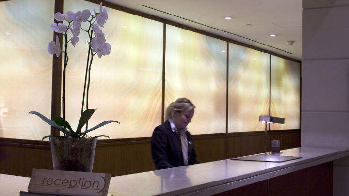 La recepción del hotel Corinthia iluminada con soluciones para hostelería de Philips Lighting