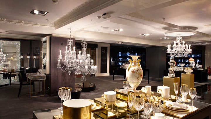Productos bellamente iluminados con soluciones de iluminación para comercios y lámparas de Philips adecuadas para arañas en Harrods (Reino Unido) 