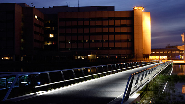Puente en High Tech Campus, eficazmente alumbrado con la iluminación para exteriores de Philips 