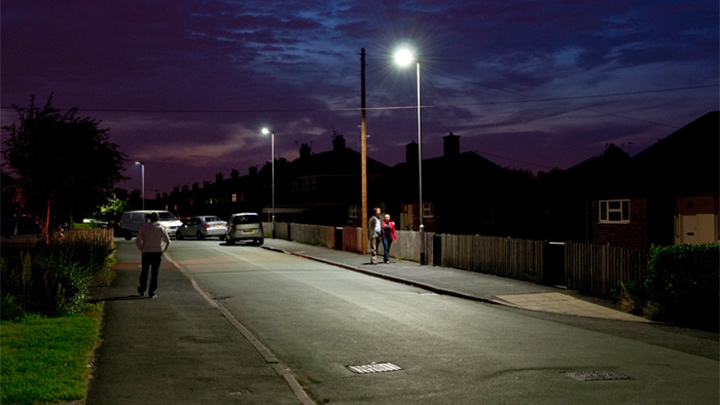 El sistema de alumbrado urbano ilumina eficazmente una calle de Orford (Reino Unido) 