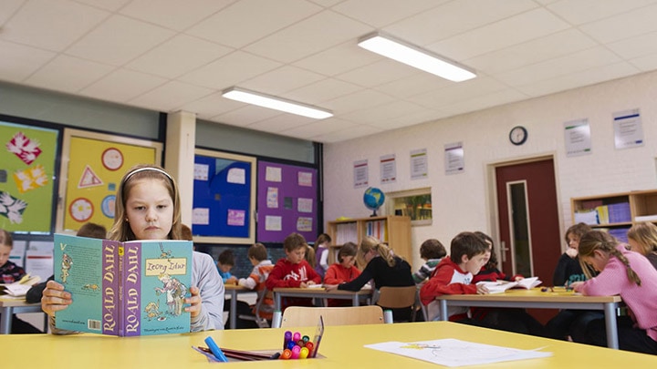 Estudio: La iluminación para centros educativos SchoolVision mejoró el rendimiento de los alumnos en comparación con la iluminación de aulas normal