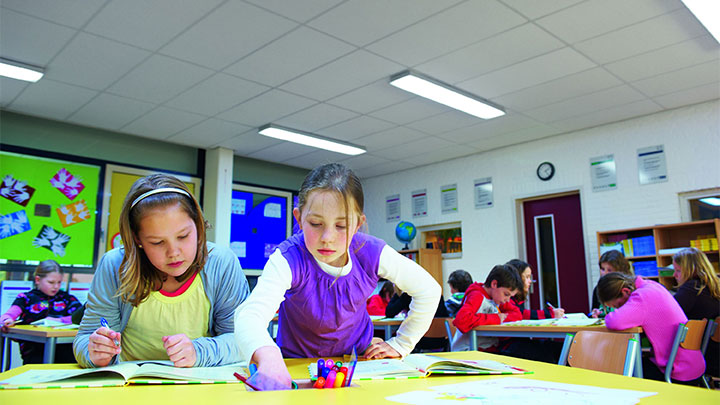 Ajuste de luz SchoolVision Normal: iluminación inteligente en centros escolares para las tareas cotidianas.