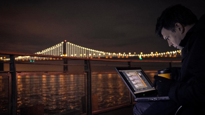 ActiveSite proporciona funciones de supervisión remota centralizada y desde cualquier ubicación. Además, actualiza automáticamente el software y el firmware de la iluminación arquitectónica Color Kinetics de Philips.