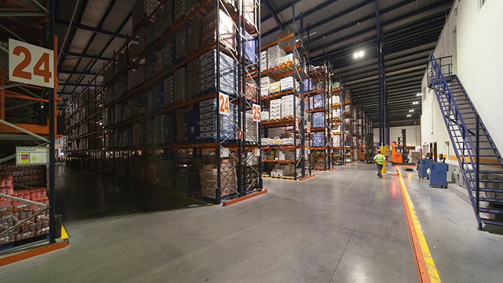 La iluminación industrial GreenWarehouse de Philips Lighting puede ahorrarte hasta un 50 % en gastos energéticos en tu almacén.