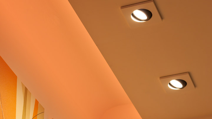 El foco LED de luz ambiental HealWell de Philips Lighting mejora la experiencia del paciente facilitando la navegación al personal de atención sanitaria.