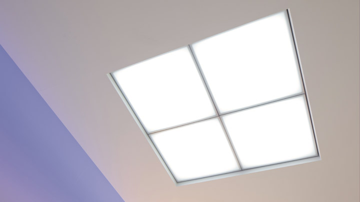 El módulo de techo HealWell de Philips Lighting mejora la experiencia del paciente con una iluminación que parece natural y respeta el ritmo de sueño.