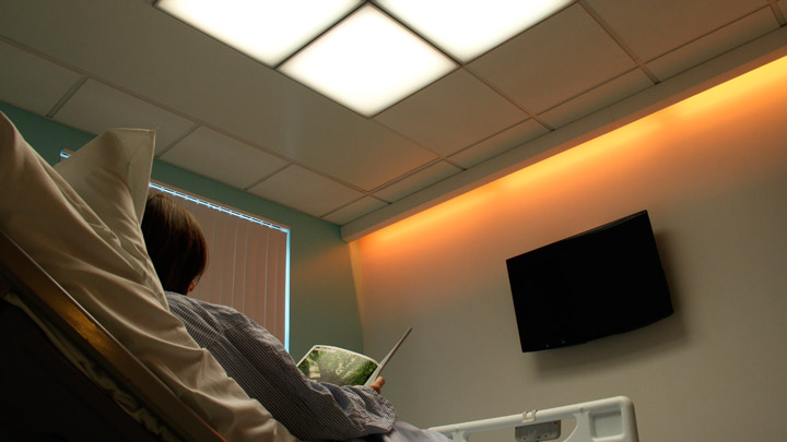 La iluminación de foseados LED HealWell de Philips Lighting mejora la experiencia del paciente con una iluminación que cambia de color y respeta el ritmo del sueño.
