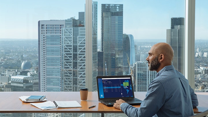 Sistema de iluminación inteligente de Philips Lighting: un panel de software centralizado permite supervisar desde un mismo lugar los datos de las luminarias y los sensores.