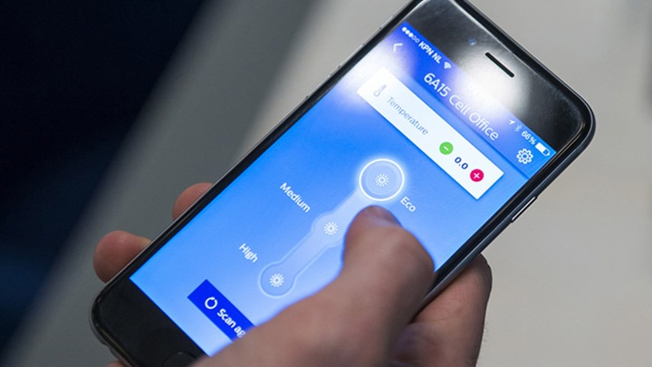 Sistema de iluminación inteligente de Philips Lighting: los empleados utilizan la aplicación de control personal para personalizar los espacios de trabajo.