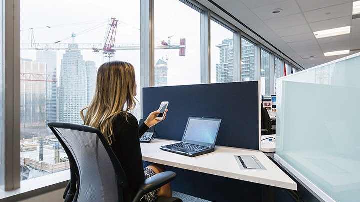 Sistema de iluminación inteligente de Philips Lighting: aumenta la eficiencia y la innovación en el lugar de trabajo con API de código abierto y una nutrida red de socios que permite desarrollar diversas aplicaciones de software personalizadas.