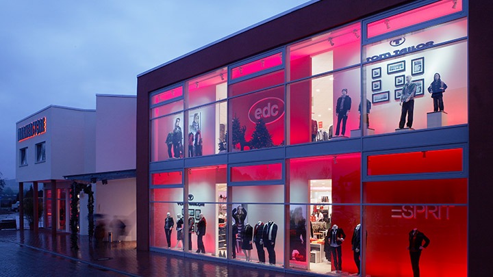 La iluminación de acento es la protagonista con las luces LED para escaparates de PerfectScene de Philips Lighting.