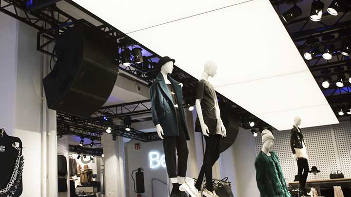 OneSpace de Philips Lighting es un techo luminoso que proporciona una iluminación espectacular para tiendas.