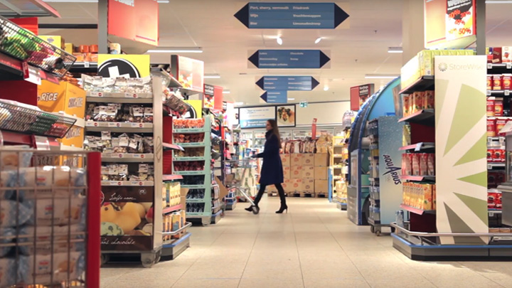 Iluminación inteligente para supermercados: luminarias energéticamente eficientes con controles centralizados y aplicaciones de software.