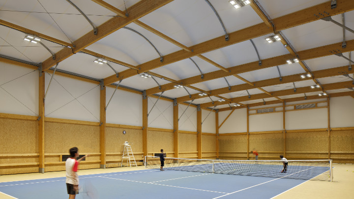 Iluminación de pistas de tenis cubiertas - proyectores LED para interiores