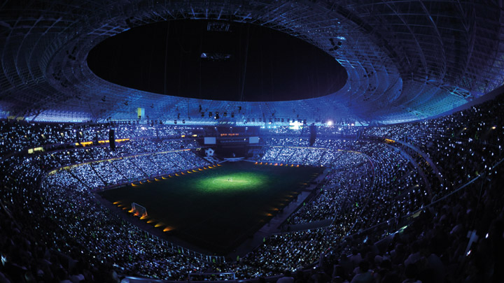 Estadio de fútbol iluminado - ArenaExperience