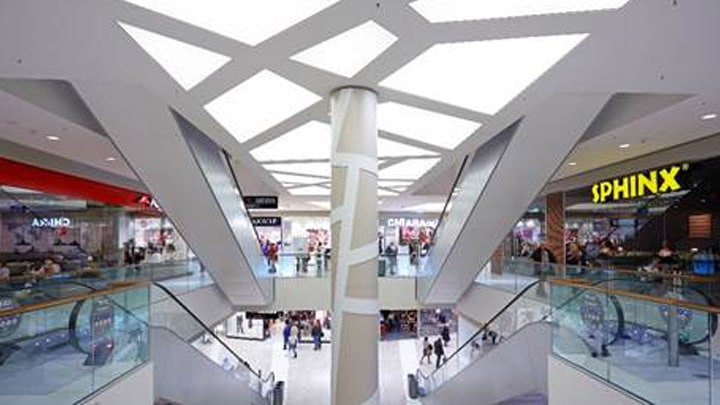 Tableta que presenta la plataforma de iluminación ActiveSite en la nube - iluminación de centros comerciales