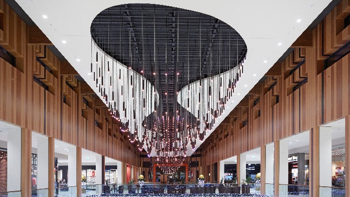Espacio luminoso con las luminarias gestionadas mediante el sistema de control Philips Dynalite - experiencia de compras