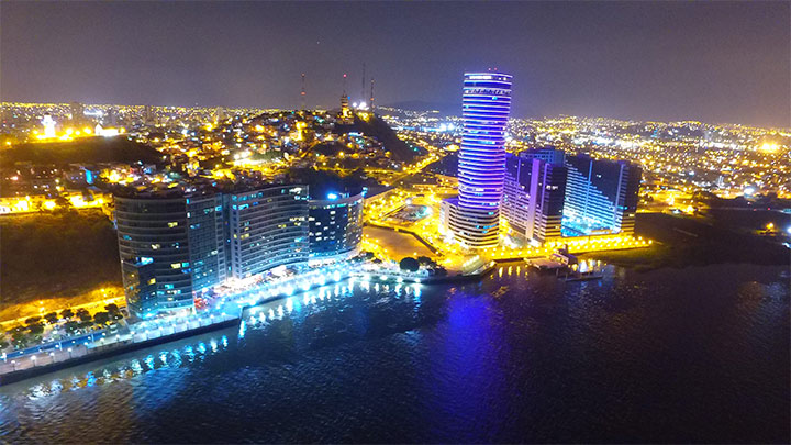 iColor Flex MX Philips con su iluminación LED, le da protagonismo y dinamismo a The Point, el edifcio más alto de Guayaquil